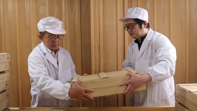 共に麹づくりをする平田さんと長田さんの写真