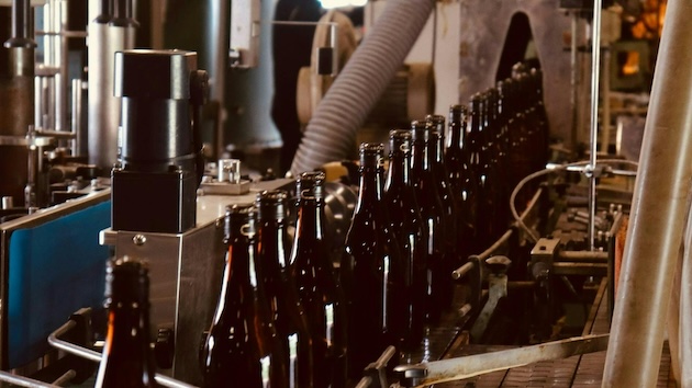 "瓶詰めラインの設備写真"