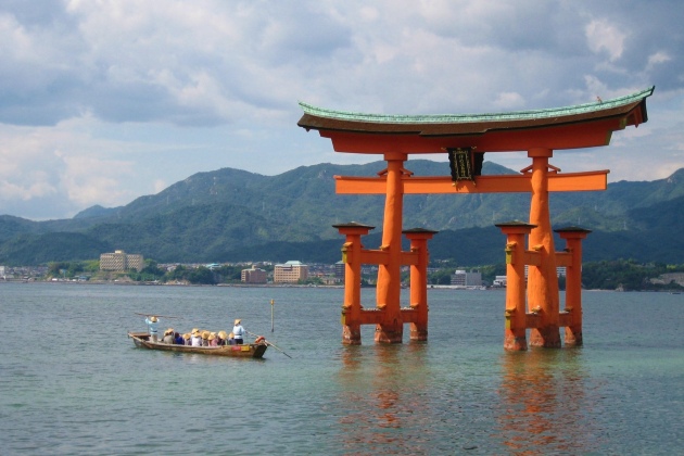 広島県 宮島に浮かぶ朱色の大鳥居、@daisymind、Licensed under CC BY 4.0※