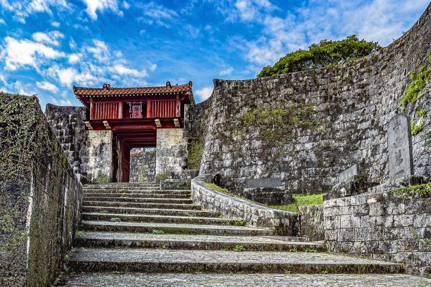 沖縄県 首里城公園　瑞泉門、@Hiroki_Hieda、Licensed under CC BY 4.0※
