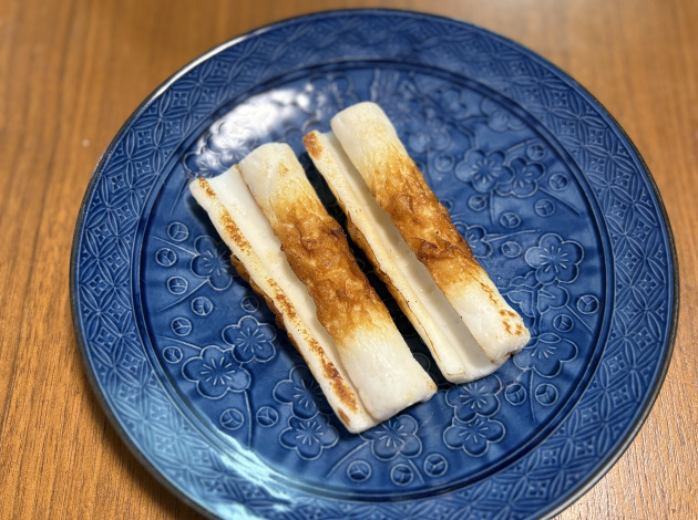 「白鶴まる」のペアリングで登場した焼きちくわ