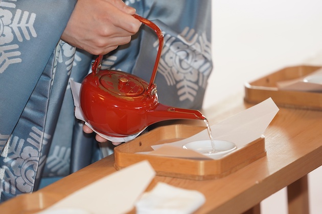 お屠蘇を注ぐイメージ画像