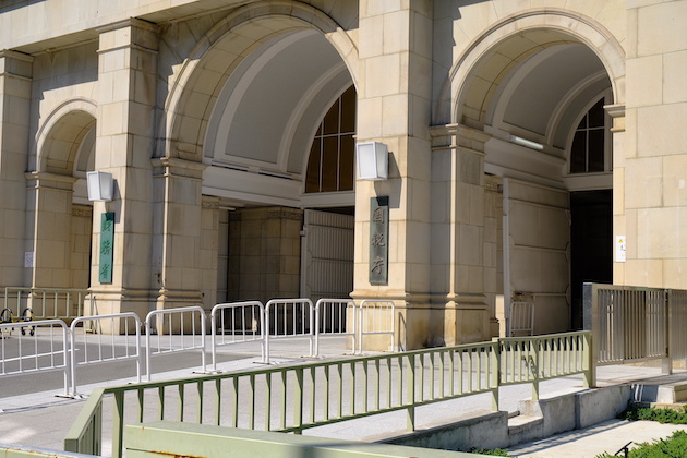 国税庁の建物入り口の画像