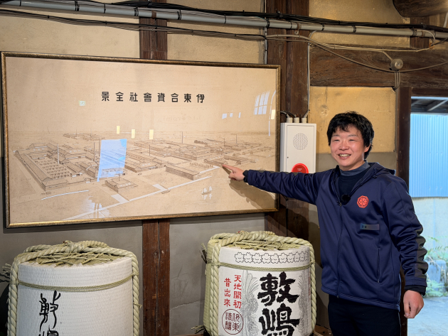 伊東合資会社全景の絵を指差す伊東さん