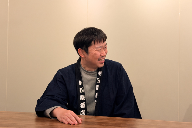 笑顔で語る小澤さんの写真