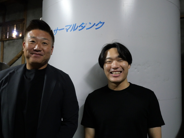 山田栄治さんと息子・龍治さん（右）