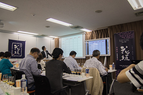 参加者全員で意見交換をしながら相性を探る。
