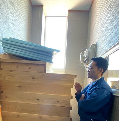 麹箱について説明する梁瀬製造部長