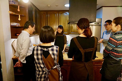 料理教室のにぎやかな調理風景