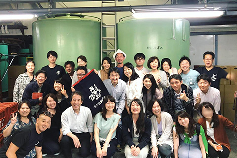 昨年7月には料理教室の生徒様を連れて見学ツアーを催行。全員が川西屋酒造店の大ファンになった。