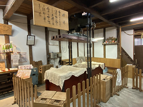 昭和31年製、歴史を感じさせる搾り機。西出酒造の酒はすべてこの槽を使って搾られる。
