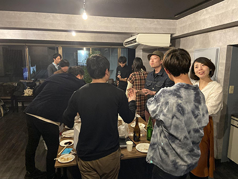 お酒もおつまみも集まり、賑わう持ち寄り会