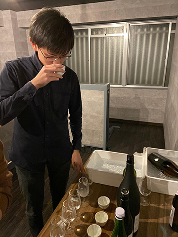 真剣な表情で唎酒に挑む別所さん