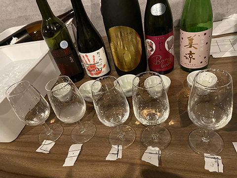 おちょことグラスに注がれた5種のお酒