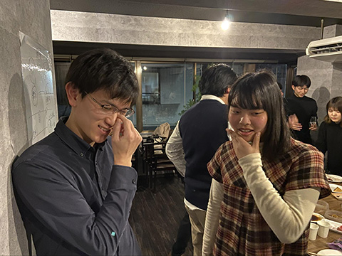 迷ったポイントや唎き分け方を話し合う二人