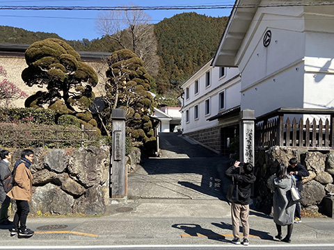 蔵に到着!初の酒蔵訪問、立派な建物をみんなで撮影
