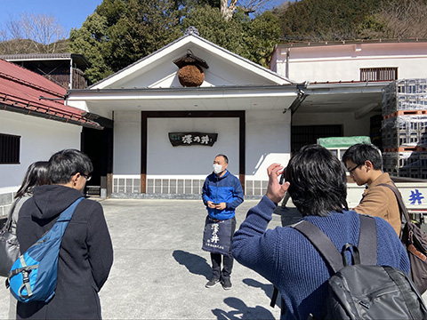 蔵の歴史と地理を紹介してくださる小澤酒造 吉崎さん