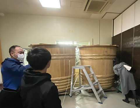 立派な木桶に、興味津々の猪原さん