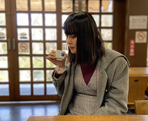 「推し」の澤乃井をテイスティングする猪原さん