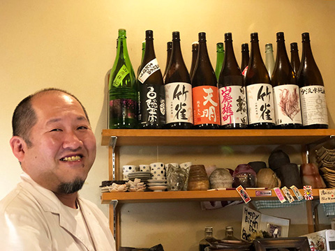 お酒を紹介してくださる店主・清水さん