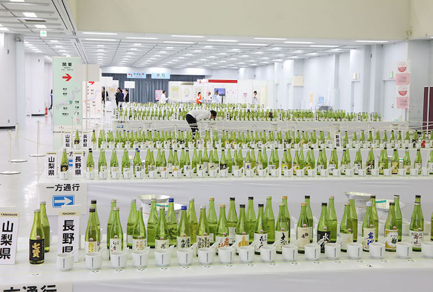 「公開きき酒会」の開催風景