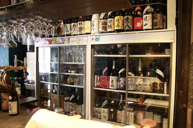 日本酒が並ぶ冷蔵ショーケース