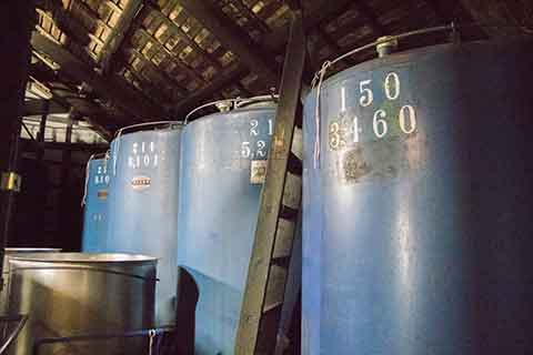 「蔵守」の原酒が眠る貯蔵タンク。年間出荷量は約3000リットル