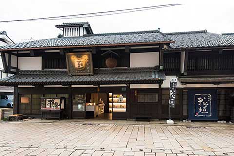 建物や蔵は登録有形文化財に指定されている。