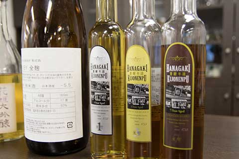 高級感のあるボトルやラベルのデザインにもひと工夫。