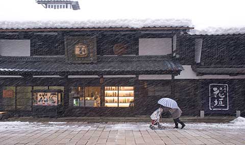 雪深い寒冷な環境で酒造りが行われる。