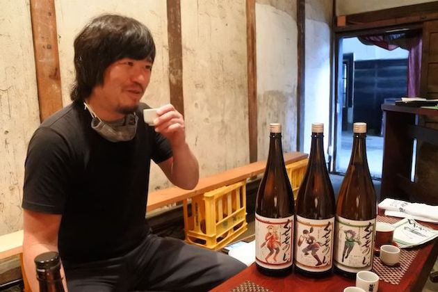 「くせものじゃ」を飲む森川杜氏