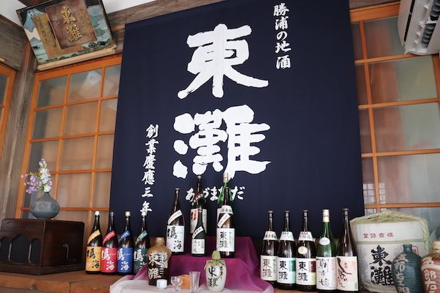 東灘、鳴海の瓶が並ぶ写真