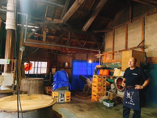 The kama-ba (rice steaming place), where the water for brewing is constantly flowing out.