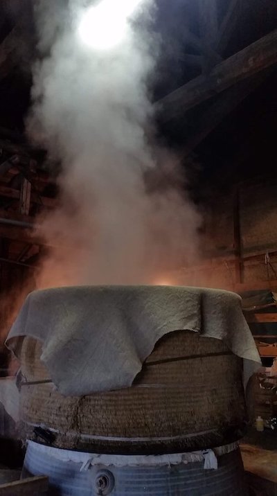 During the sake brewing season, you can see a fantastic scene surrounded by steam.