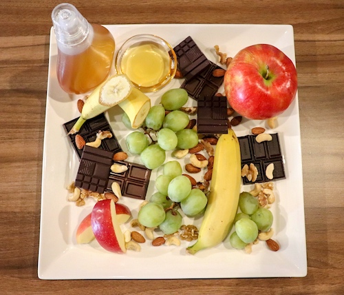 チョコ、フルーツ、はちみつなどの写真