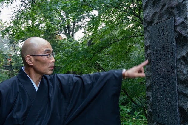 境内にある碑文の説明をしてくださる大原住職