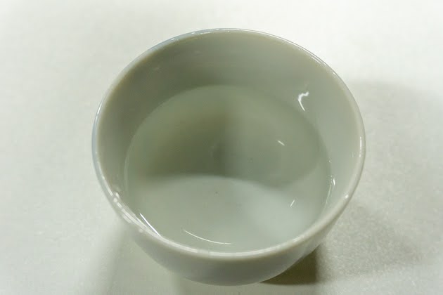 湯呑みに注がれた岩清水