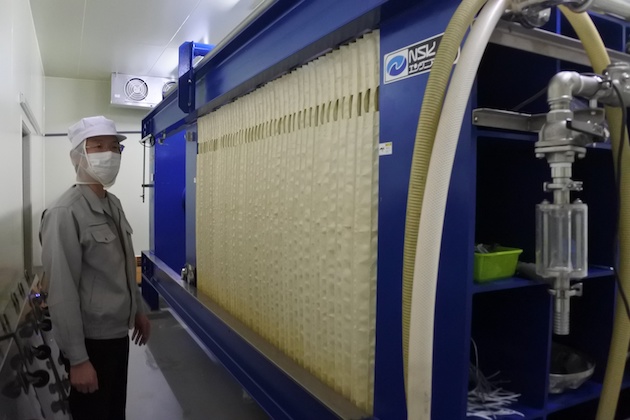 冷蔵室に収納された搾り機