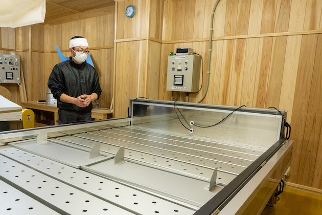 麹室の内観と製麹機