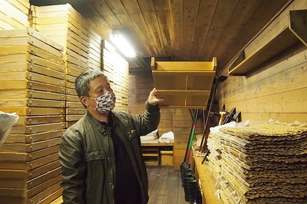 麹蓋の底面を見せる白樫社長の写真