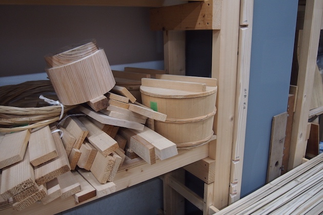 おひつが仕舞われた棚の写真