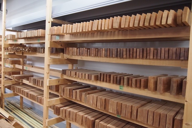 棚に並んだ木材の写真