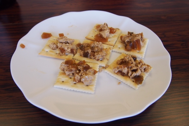 奈良漬とフォワグラをクラッカーに載せたおつまみ