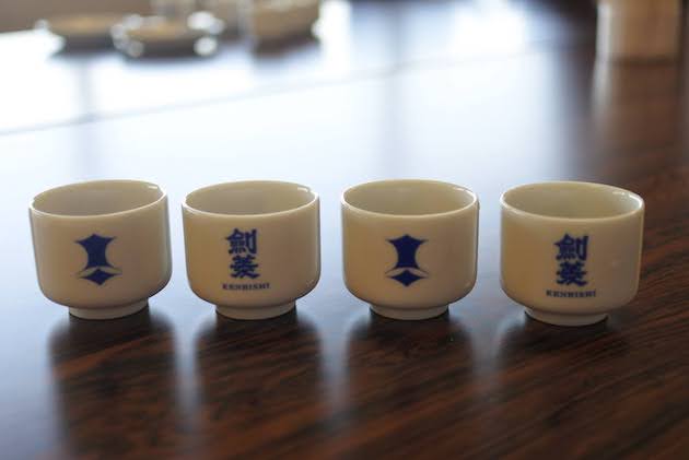 テイスティングに使った、剣菱酒造のロゴ入りお猪口