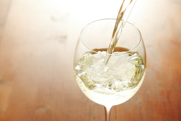 ワイングラスに注がれる酒のイメージ