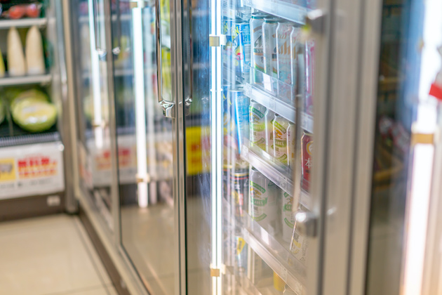 コンビニのドリンク棚のイメージ画像