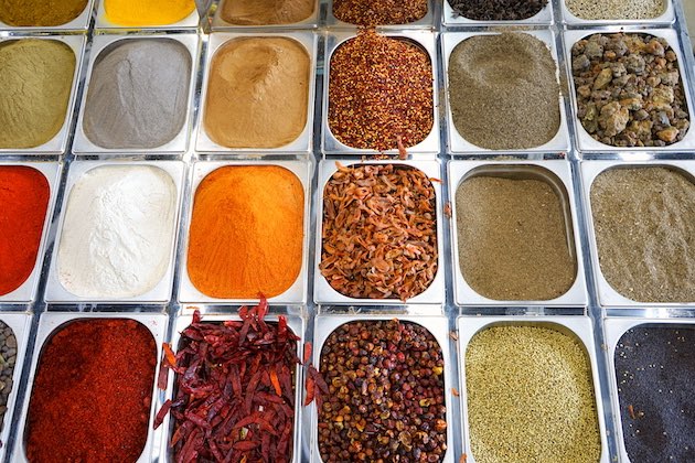 さまざまな辛さのイメージ画像（たくさんの種類のスパイス）